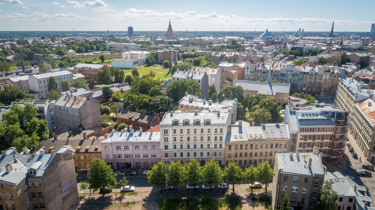 Rīga Baltijas mājokļu tirgū &scaron;obrīd saglabā izteiktu cenu priek&scaron;rocību &ndash; jaunajos projektos pilsētas centrā cenas par dzīvokļa kvadrātmetru ir uz pusi zemākas nekā Viļņā un par teju ceturtdaļu zemākas nekā Tallinā, savukārt jauno projektu otrreizējā tirgū at&scaron;ķirība ir vēl ievērojamāka....