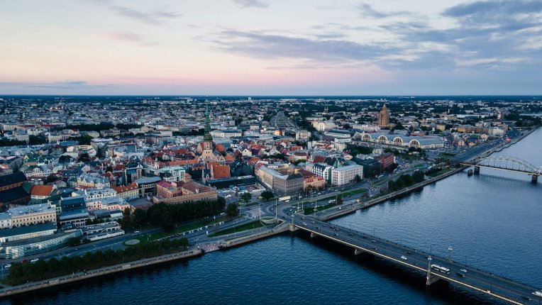 Vēl pavisam nesen Rīgas biju&scaron;ās industriālās teritorijas asociējās ar pamestām ēkām, noliktavām un ražo&scaron;anas cehiem. &Scaron;odien daudzas no tām kļūst par vietu jauniem dzīvojamiem kvartāliem, birojiem, restorāniem un publiskajām telpām.&nbsp;&Scaron;is process i...