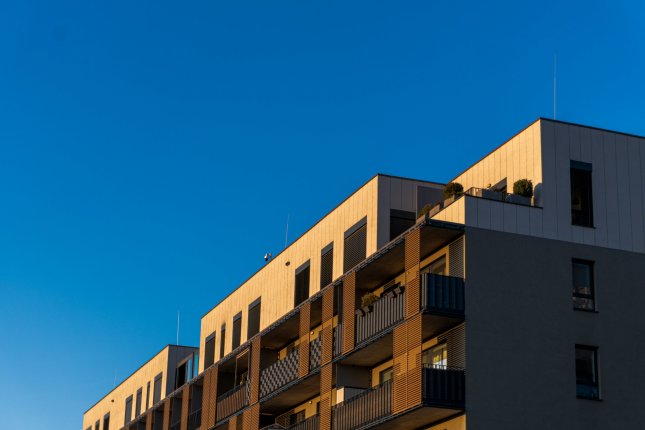 Jauno projektu tirgū izveidojusies ievērojama plaisa starp cenām sludinājumos un faktiskajos darījumos. &Scaron;ā gada 2. ceturksnī vidējā cena par mājokļa kvadrātmetru jauno projektu pirmreizējā tirgū sludinājumos sasniedza 3220 EUR, kamēr darījumos bija par 16% zemāka. Salīdzinot ar to pa&scaron;a laika posmu...
