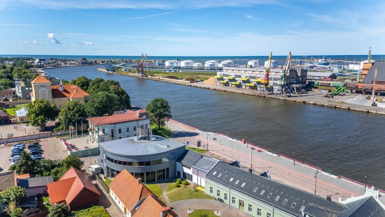 Kamēr Rīgā un citviet top jauni mājokļi, Ventspilī jauno projektu tirgus ilgsto&scaron;i stagnējis. Neskatoties uz augsto pieprasījumu pēc kvalitatīviem ģimenes mājokļiem, 15 gadu laikā pārdo&scaron;anā faktiski nav nonākusi neviena energoefektīva jaunbūve &ndash;&nbsp;augstās būvniecības izmaksas un ierobežota...
