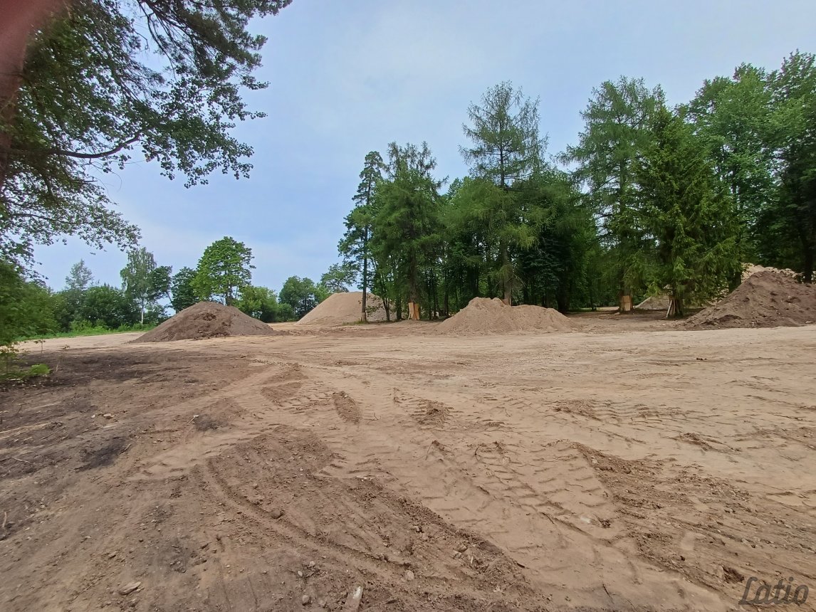 Zeme — Akāciju iela, Daugavpils, Augšdaugavas novads