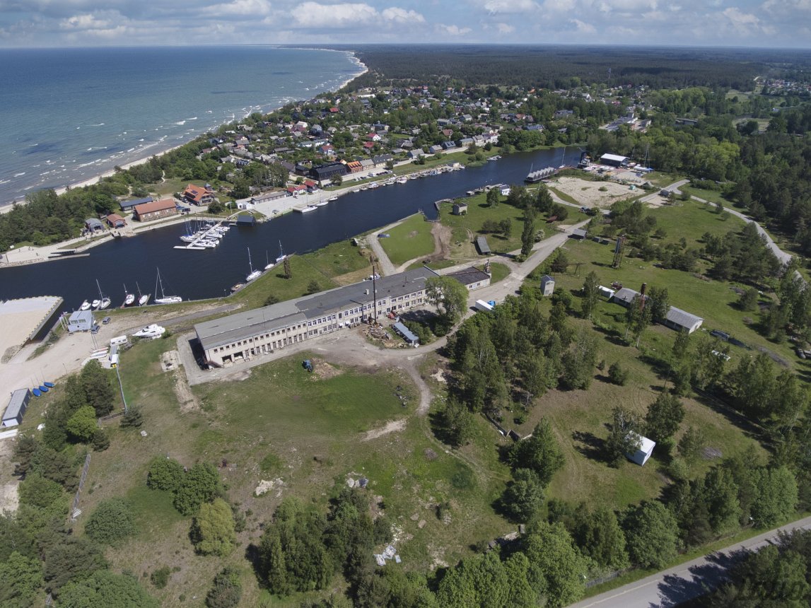 Zeme — Ostmalas iela, Pāvilosta, Dienvidkurzemes novads